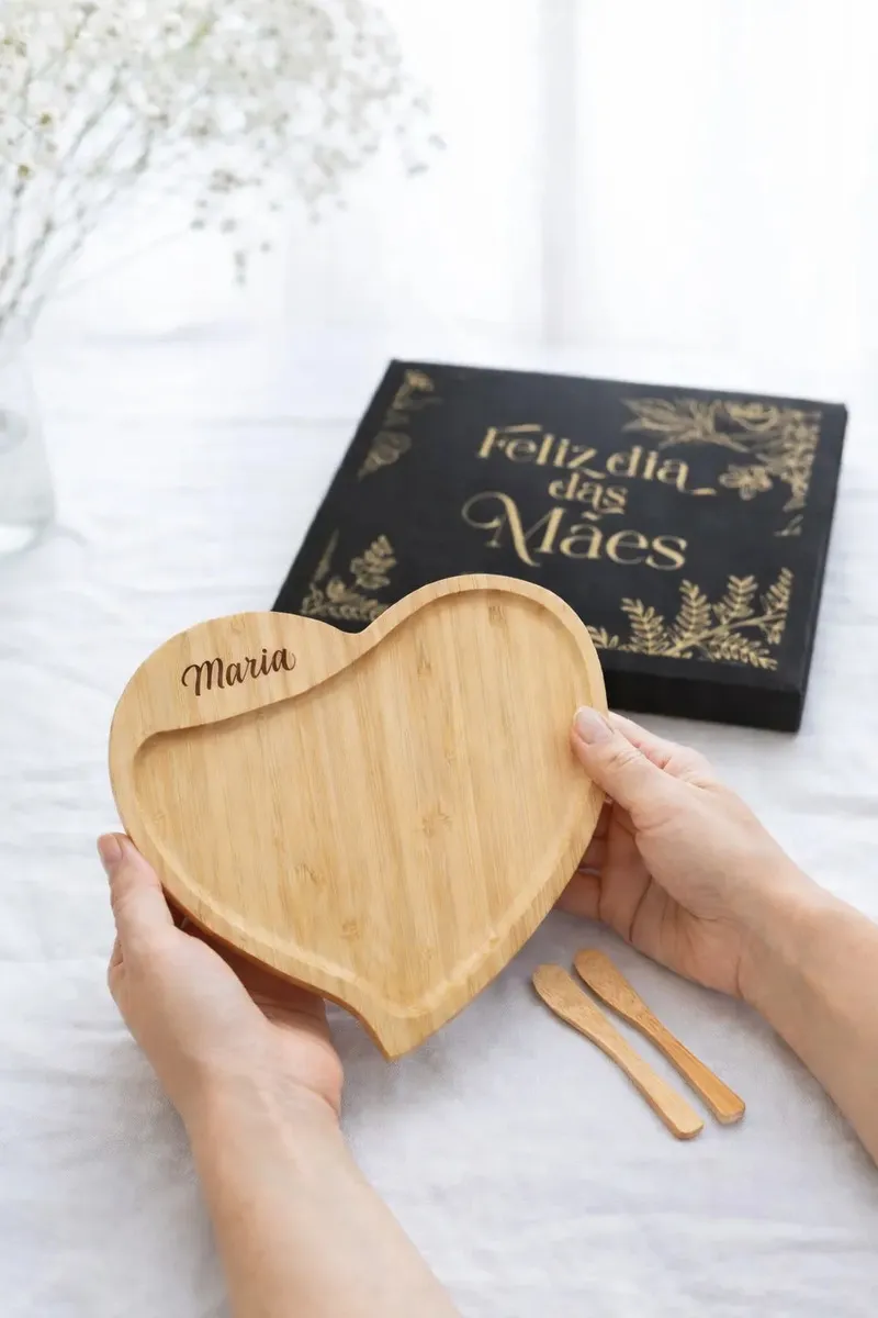 Pessoa segurando petisqueira coração personalizada